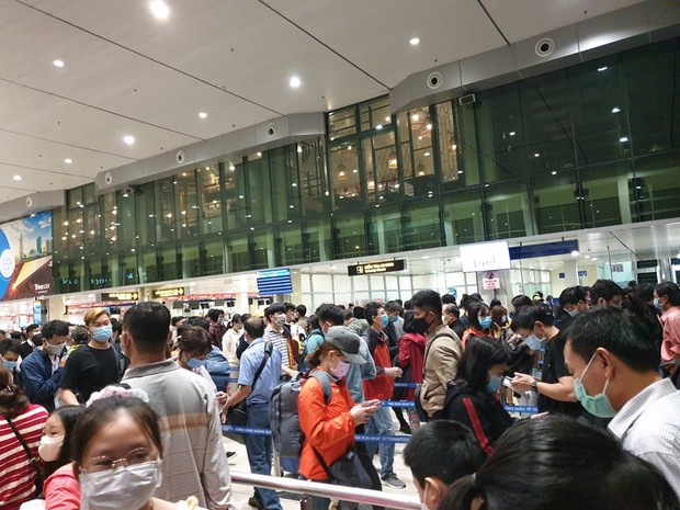 Ảnh: Sân bay Tân Sơn Nhất đông nghẹt trong ngày cuối năm, hành khách rồng rắn xếp hàng dài chờ check in - Ảnh 4.