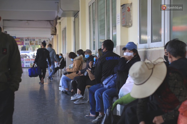 Chùm ảnh: Người dân tại Hà Nội và TP.HCM đeo khẩu trang kín mít, đổ về các bến xe về quê trong ngày cuối cùng của năm 2020 - Ảnh 8.