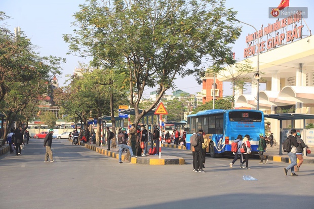 Chùm ảnh: Người dân tại Hà Nội và TP.HCM đeo khẩu trang kín mít, đổ về các bến xe về quê trong ngày cuối cùng của năm 2020 - Ảnh 5.