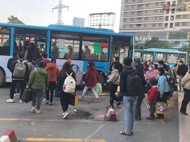 Chùm ảnh: Người dân tại Hà Nội và TP.HCM đeo khẩu trang kín mít, đổ về các bến xe về quê trong ngày cuối cùng của năm 2020 - Ảnh 2.