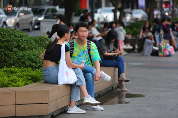 Phố đi bộ Nguyễn Huệ trước giờ Countdown 2021: Vẫn đang gấp rút chuẩn bị cho sân khấu, nhiều người đã đến xí chỗ đẹp - Ảnh 9.