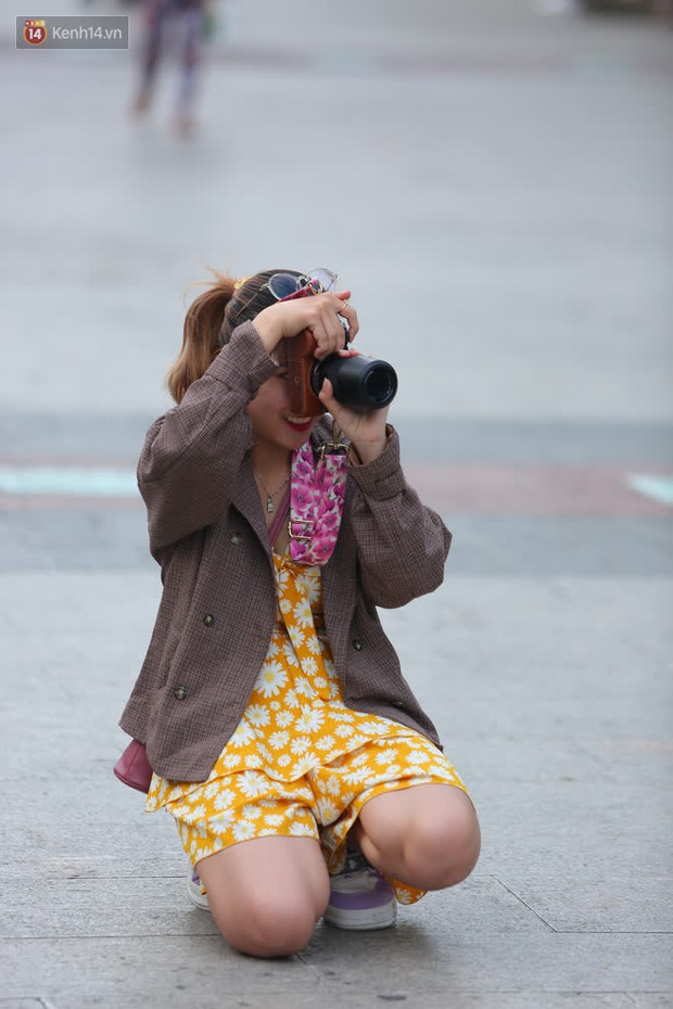 Phố đi bộ Nguyễn Huệ trước giờ Countdown 2021: Vẫn đang gấp rút chuẩn bị cho sân khấu, nhiều người đã đến xí chỗ đẹp - Ảnh 14.