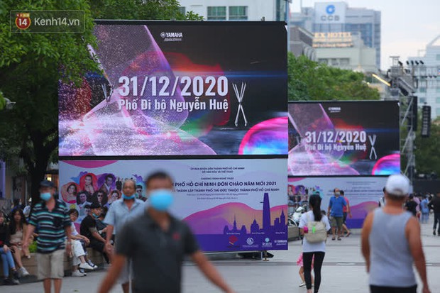 Phố đi bộ Nguyễn Huệ trước giờ Countdown 2021: Vẫn đang gấp rút chuẩn bị cho sân khấu, nhiều người đã đến xí chỗ đẹp - Ảnh 17.