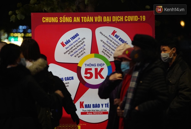 Hà Nội: Thắt chặt việc đeo khẩu trang vào phố đi bộ, nhiều người tranh thủ được dịp mua may bán đắt trước giao thừa - Ảnh 1.