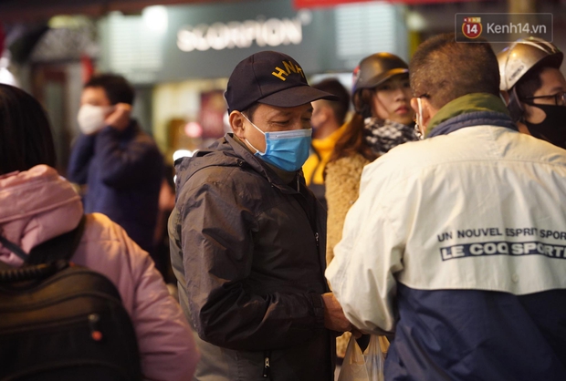 Hà Nội: Thắt chặt việc đeo khẩu trang vào phố đi bộ, nhiều người tranh thủ được dịp mua may bán đắt trước giao thừa - Ảnh 5.