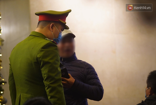 Hà Nội: Thắt chặt việc đeo khẩu trang vào phố đi bộ, nhiều người tranh thủ được dịp mua may bán đắt trước giao thừa - Ảnh 3.