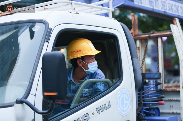 Phố đi bộ Nguyễn Huệ trước giờ Countdown 2021: Vẫn đang gấp rút chuẩn bị cho sân khấu, nhiều người đã đến xí chỗ đẹp - Ảnh 22.