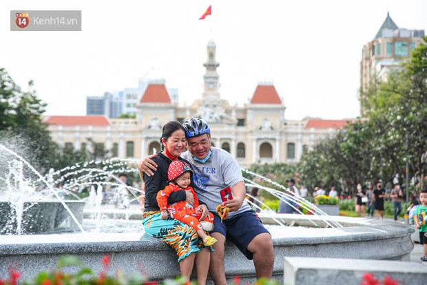 Phố đi bộ Nguyễn Huệ trước giờ Countdown 2021: Vẫn đang gấp rút chuẩn bị cho sân khấu, nhiều người đã đến xí chỗ đẹp - Ảnh 23.