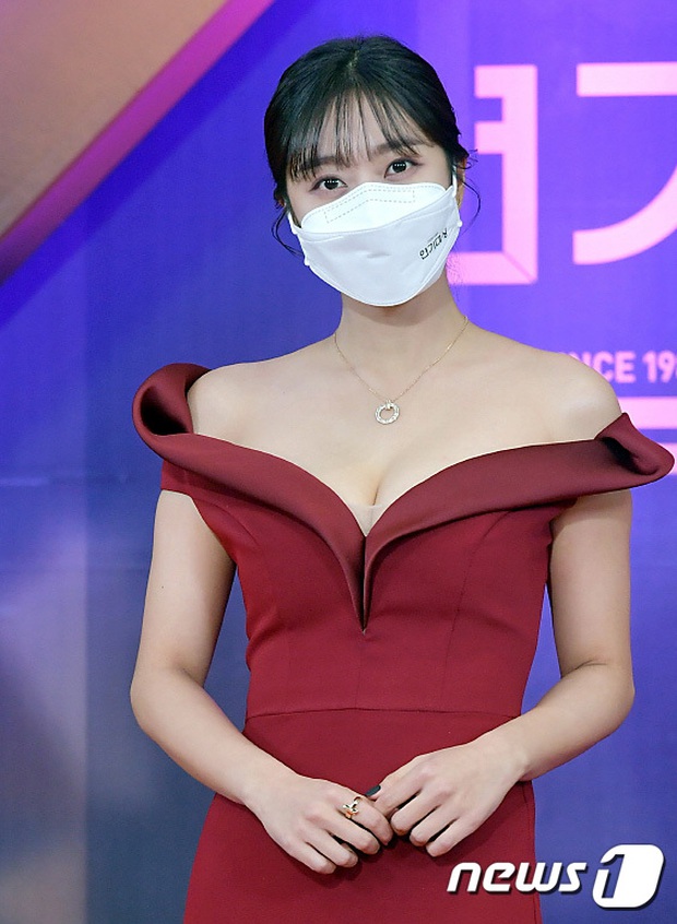 Thảm đỏ KBS Drama Awards 2020: Mỹ nhân đẹp nhất thế giới váy xẻ tận rốn khoe ngực đầy, dàn sao quá xôi thịt giữa trời rét hại - Ảnh 8.