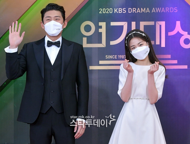 Thảm đỏ KBS Drama Awards 2020: Mỹ nhân đẹp nhất thế giới váy xẻ tận rốn khoe ngực đầy, dàn sao quá xôi thịt giữa trời rét hại - Ảnh 14.