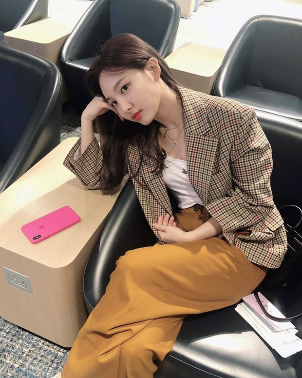 Trên sân khấu thì lồng lộn nhưng TWICE đời thường ăn diện cực đơn giản, xem mà học được bao cách mix đồ sành điệu - Ảnh 2.