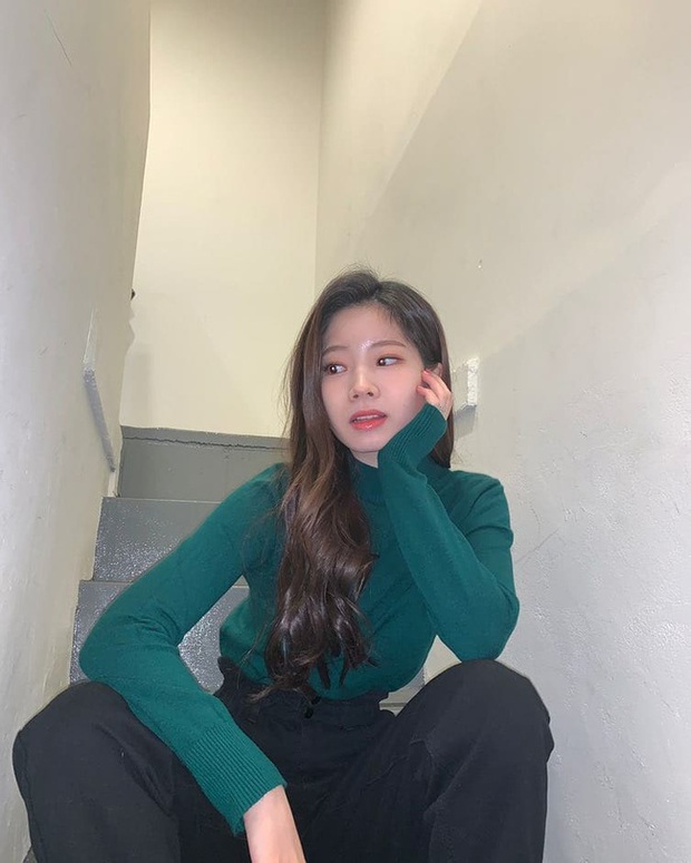 Trên sân khấu thì lồng lộn nhưng TWICE đời thường ăn diện cực đơn giản, xem mà học được bao cách mix đồ sành điệu - Ảnh 12.