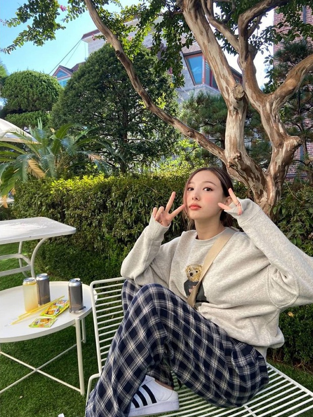 Trên sân khấu thì lồng lộn nhưng TWICE đời thường ăn diện cực đơn giản, xem mà học được bao cách mix đồ sành điệu - Ảnh 9.