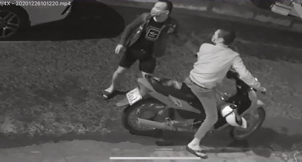 2 thanh niên ngáo đá đập phá hàng chục ô tô ở Đà Nẵng - Ảnh 1. 2 thanh niên ngáo đá đập phá hàng chục ô tô ở Đà Nẵng - Ảnh 1.