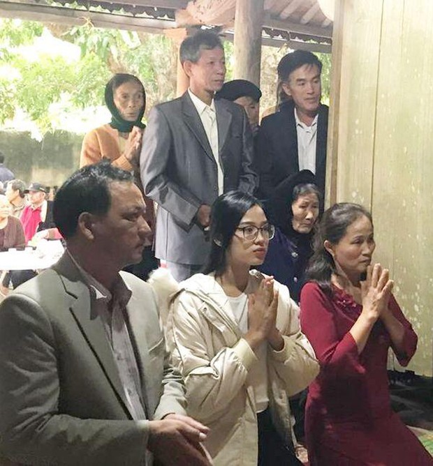 Xả vai Hoa hậu, Đỗ Thị Hà đeo kính cận và để mặt mộc đúng lứa tuổi 19: Xinh miễn chê luôn! - Ảnh 2.