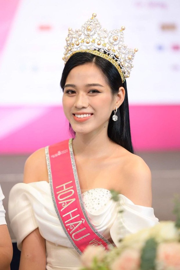 3 nàng hậu 10X đình đám Vbiz đọ sắc chặt chém chung khung hình: Khó nhận ra Hoa hậu Đỗ Thị Hà, Tiểu Vy - Lương Thuỳ Linh đầy thần thái - Ảnh 8. 3 nàng hậu 10X đình đám Vbiz đọ sắc chặt chém chung khung hình: Khó nhận ra Hoa hậu Đỗ Thị Hà, Tiểu Vy - Lương Thuỳ Linh đầy thần thái - Ảnh 8.