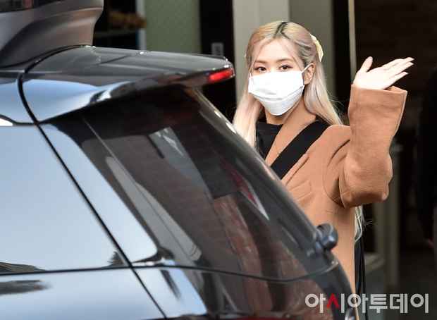 BLACKPINK gây náo loạn ngày đi làm: Lisa lộ diện với tóc mới lấn át cả nữ thần Jisoo, Rosé lộ khuyết điểm kém lung linh - Ảnh 3. BLACKPINK gây náo loạn ngày đi làm: Lisa lộ diện với tóc mới lấn át cả nữ thần Jisoo, Rosé lộ khuyết điểm kém lung linh - Ảnh 3.