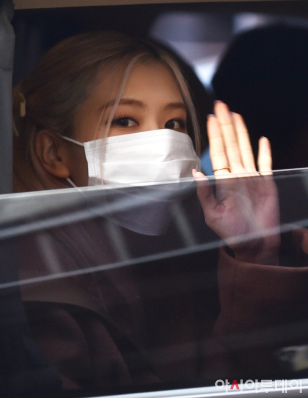 BLACKPINK gây náo loạn ngày đi làm: Lisa lộ diện với tóc mới lấn át cả nữ thần Jisoo, Rosé lộ khuyết điểm kém lung linh - Ảnh 5. BLACKPINK gây náo loạn ngày đi làm: Lisa lộ diện với tóc mới lấn át cả nữ thần Jisoo, Rosé lộ khuyết điểm kém lung linh - Ảnh 5.