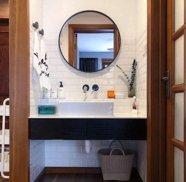 Nữ diễn viên nổi tiếng sống trong căn hộ chỉ 60m2 nhưng cách bài trí thông minh khiến fan thả tim ầm ầm - Ảnh 8. Nữ diễn viên nổi tiếng sống trong căn hộ chỉ 60m2 nhưng cách bài trí thông minh khiến fan thả tim ầm ầm - Ảnh 8.