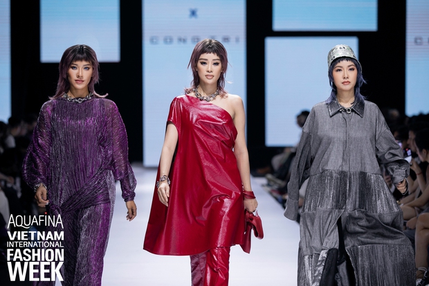 Dàn vedette toàn Hoa hậu khác tới nỗi không ai nhận ra, sốc nhất là visual của tân HH Đỗ Thị Hà trong show diễn mở màn cho AVIFW 2020 - Ảnh 9. Dàn vedette toàn Hoa hậu khác tới nỗi không ai nhận ra, sốc nhất là visual của tân HH Đỗ Thị Hà trong show diễn mở màn cho AVIFW 2020 - Ảnh 9.