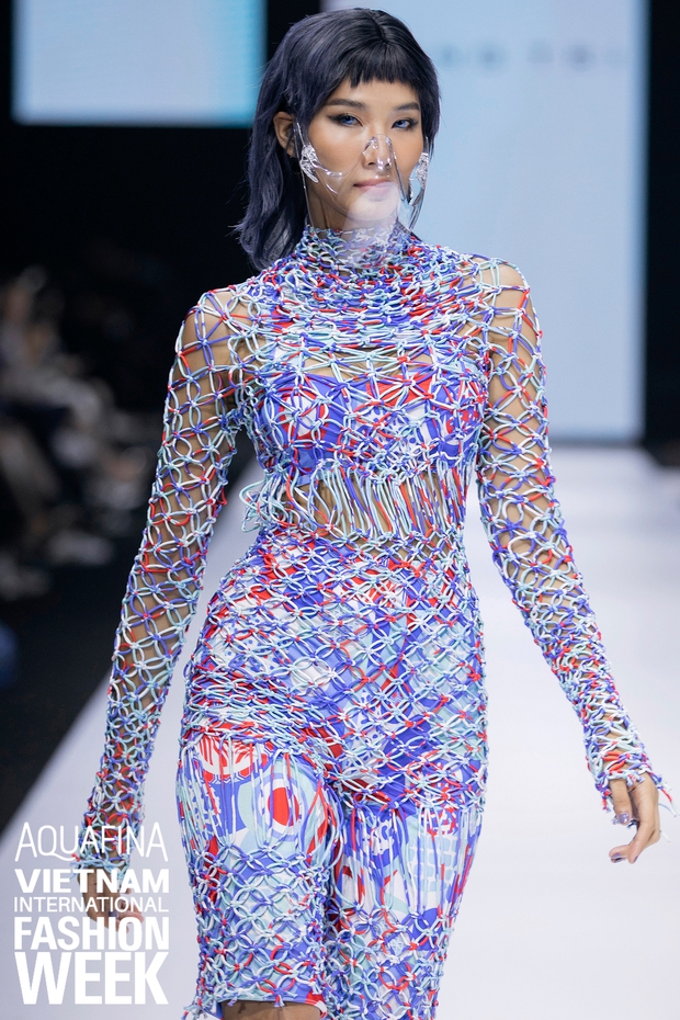 Dàn vedette toàn Hoa hậu khác tới nỗi không ai nhận ra, sốc nhất là visual của tân HH Đỗ Thị Hà trong show diễn mở màn cho AVIFW 2020 - Ảnh 5. Dàn vedette toàn Hoa hậu khác tới nỗi không ai nhận ra, sốc nhất là visual của tân HH Đỗ Thị Hà trong show diễn mở màn cho AVIFW 2020 - Ảnh 5.