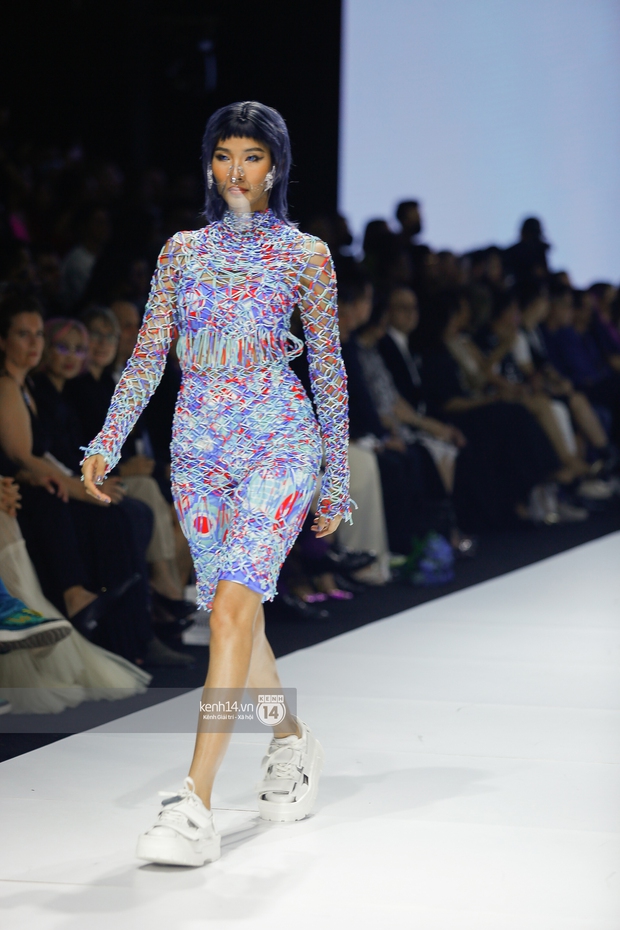 Dàn vedette toàn Hoa hậu khác tới nỗi không ai nhận ra, sốc nhất là visual của tân HH Đỗ Thị Hà trong show diễn mở màn cho AVIFW 2020 - Ảnh 4. Dàn vedette toàn Hoa hậu khác tới nỗi không ai nhận ra, sốc nhất là visual của tân HH Đỗ Thị Hà trong show diễn mở màn cho AVIFW 2020 - Ảnh 4.