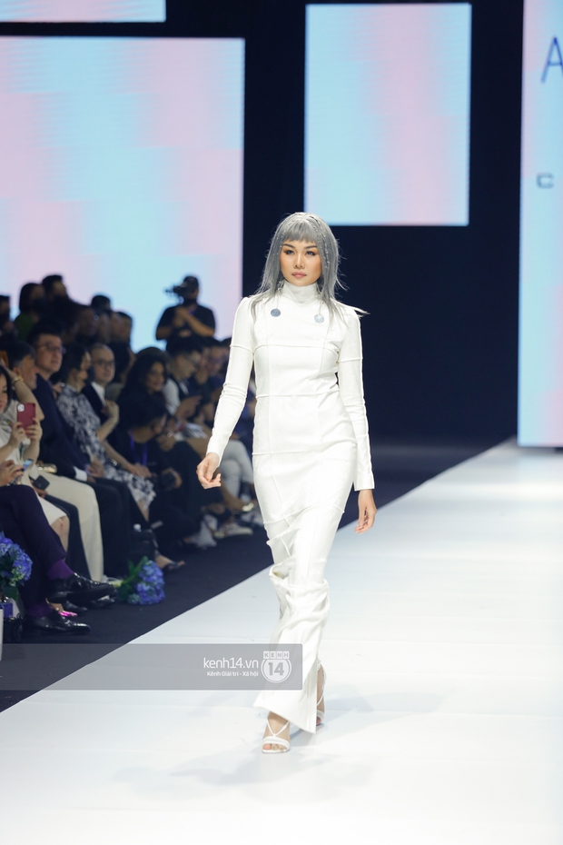 Dàn vedette toàn Hoa hậu khác tới nỗi không ai nhận ra, sốc nhất là visual của tân HH Đỗ Thị Hà trong show diễn mở màn cho AVIFW 2020 - Ảnh 15. Dàn vedette toàn Hoa hậu khác tới nỗi không ai nhận ra, sốc nhất là visual của tân HH Đỗ Thị Hà trong show diễn mở màn cho AVIFW 2020 - Ảnh 15.