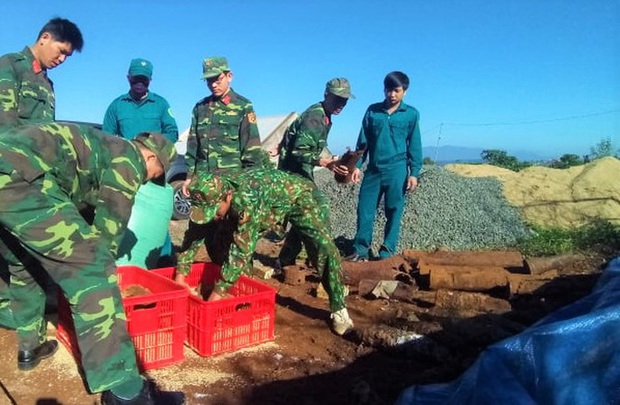 Đào móng xây nhà, tá hỏa phát hiện gần 1 tấn bom mìn - Ảnh 2. Đào móng xây nhà, tá hỏa phát hiện gần 1 tấn bom mìn - Ảnh 2.