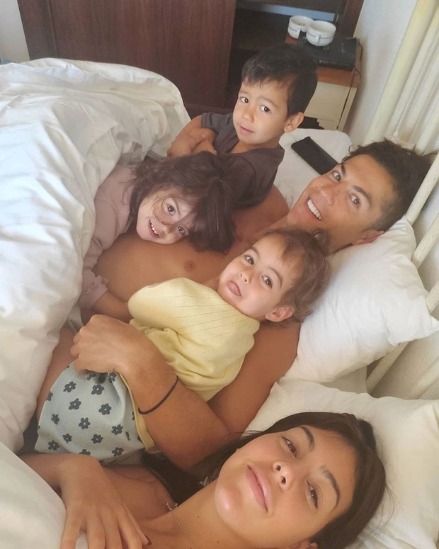 Bạn gái Ronaldo khoe trải nghiệm nằm trên chiếc giường trẻ mãi không già trị giá tiền tỷ: Cảm giác lâng lâng cứ như trên mây - Ảnh 2. Bạn gái Ronaldo khoe trải nghiệm nằm trên chiếc giường trẻ mãi không già trị giá tiền tỷ: Cảm giác lâng lâng cứ như trên mây - Ảnh 2.