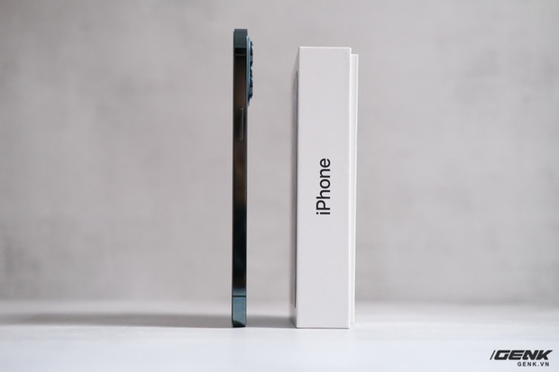 Trên tay chiếc iPhone bị người Việt ghẻ lạnh năm nay: Nhỏ tẹo bằng bàn tay, dùng một tay thì sướng, hai tay thì... sượng - Ảnh 1. Trên tay chiếc iPhone bị người Việt ghẻ lạnh năm nay: Nhỏ tẹo bằng bàn tay, dùng một tay thì sướng, hai tay thì... sượng - Ảnh 1.