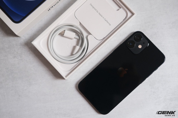 Trên tay chiếc iPhone bị người Việt ghẻ lạnh năm nay: Nhỏ tẹo bằng bàn tay, dùng một tay thì sướng, hai tay thì... sượng - Ảnh 2. Trên tay chiếc iPhone bị người Việt ghẻ lạnh năm nay: Nhỏ tẹo bằng bàn tay, dùng một tay thì sướng, hai tay thì... sượng - Ảnh 2.
