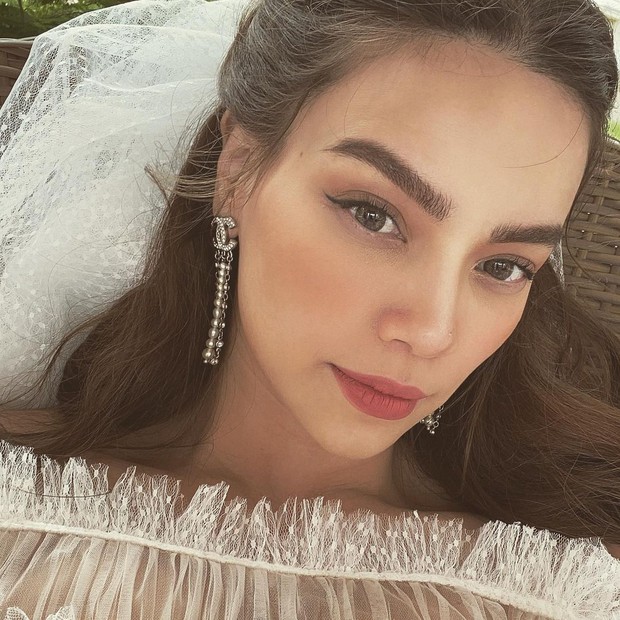 Mải chụp ảnh, Hà Hồ vô tình để lộ món skincare chân ái: Tưởng xa lạ mà hóa ra là hàng hot đến Victoria Beckham cũng mê - Ảnh 1. Mải chụp ảnh, Hà Hồ vô tình để lộ món skincare chân ái: Tưởng xa lạ mà hóa ra là hàng hot đến Victoria Beckham cũng mê - Ảnh 1.
