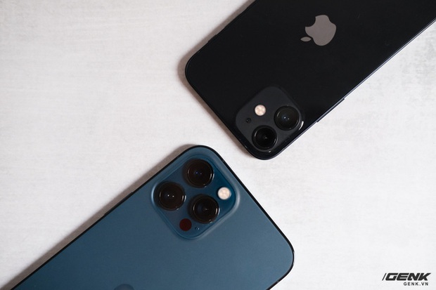 Trên tay chiếc iPhone bị người Việt ghẻ lạnh năm nay: Nhỏ tẹo bằng bàn tay, dùng một tay thì sướng, hai tay thì... sượng - Ảnh 12. Trên tay chiếc iPhone bị người Việt ghẻ lạnh năm nay: Nhỏ tẹo bằng bàn tay, dùng một tay thì sướng, hai tay thì... sượng - Ảnh 12.