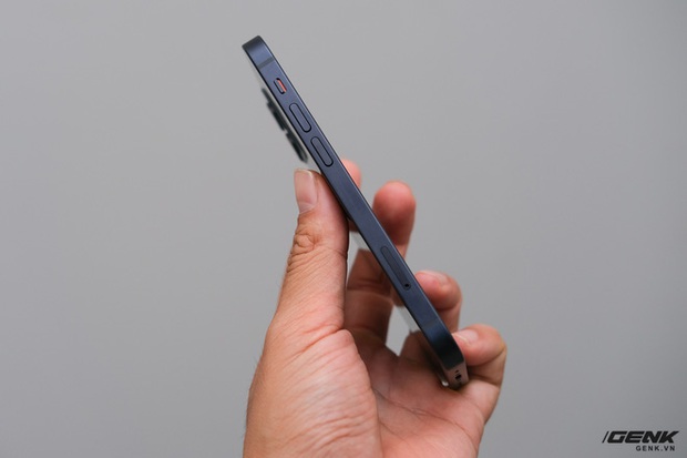 Trên tay chiếc iPhone bị người Việt ghẻ lạnh năm nay: Nhỏ tẹo bằng bàn tay, dùng một tay thì sướng, hai tay thì... sượng - Ảnh 9. Trên tay chiếc iPhone bị người Việt ghẻ lạnh năm nay: Nhỏ tẹo bằng bàn tay, dùng một tay thì sướng, hai tay thì... sượng - Ảnh 9.