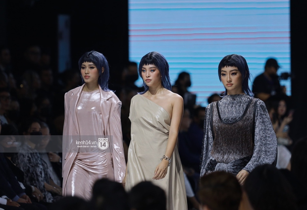 Dàn vedette toàn Hoa hậu khác tới nỗi không ai nhận ra, sốc nhất là visual của tân HH Đỗ Thị Hà trong show diễn mở màn cho AVIFW 2020 - Ảnh 10. Dàn vedette toàn Hoa hậu khác tới nỗi không ai nhận ra, sốc nhất là visual của tân HH Đỗ Thị Hà trong show diễn mở màn cho AVIFW 2020 - Ảnh 10.
