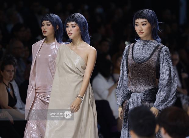 Dàn vedette toàn Hoa hậu khác tới nỗi không ai nhận ra, sốc nhất là visual của tân HH Đỗ Thị Hà trong show diễn mở màn cho AVIFW 2020 - Ảnh 11. Dàn vedette toàn Hoa hậu khác tới nỗi không ai nhận ra, sốc nhất là visual của tân HH Đỗ Thị Hà trong show diễn mở màn cho AVIFW 2020 - Ảnh 11.