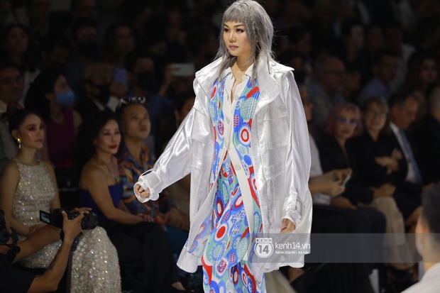 Dàn vedette toàn Hoa hậu khác tới nỗi không ai nhận ra, sốc nhất là visual của tân HH Đỗ Thị Hà trong show diễn mở màn cho AVIFW 2020 - Ảnh 6. Dàn vedette toàn Hoa hậu khác tới nỗi không ai nhận ra, sốc nhất là visual của tân HH Đỗ Thị Hà trong show diễn mở màn cho AVIFW 2020 - Ảnh 6.