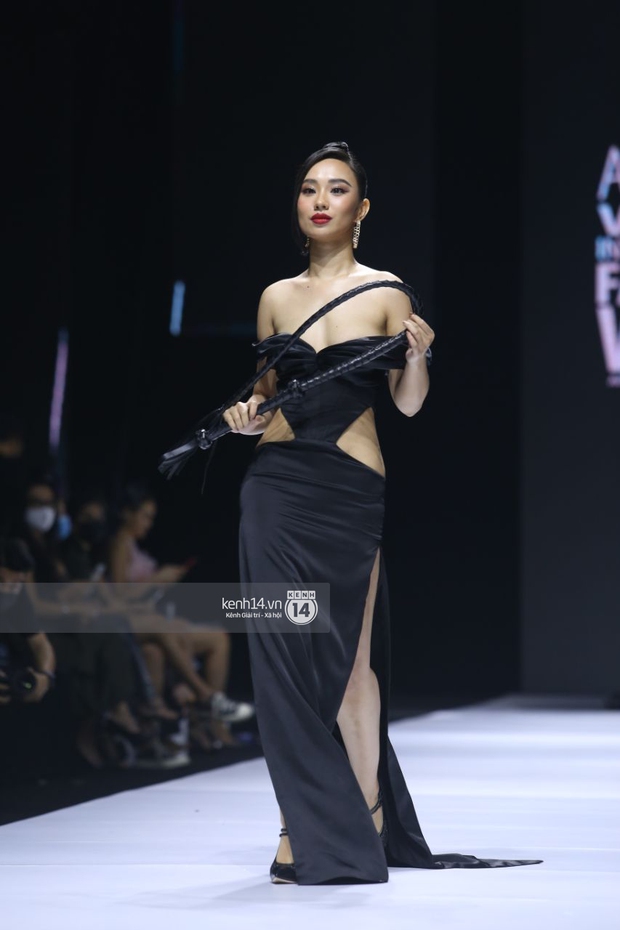 Sự cố trên runway: Mẫu nữ bị lộ ngực vì váy xẻ sâu quá hớ hênh tại Tuần lễ Thời trang Việt Nam - Ảnh 2. Sự cố trên runway: Mẫu nữ bị lộ ngực vì váy xẻ sâu quá hớ hênh tại Tuần lễ Thời trang Việt Nam - Ảnh 2.