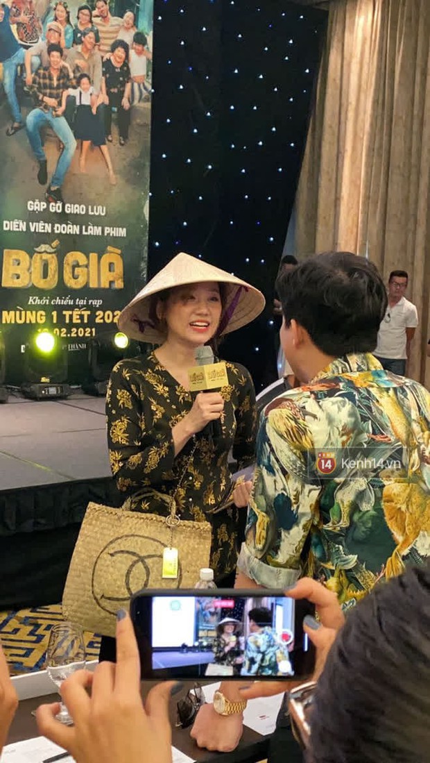 Hari Won cắp túi Chanel pha-ke tới họp báo Bố Già đòi công bằng nhưng Trấn Thành phản ứng ngọt ngào muốn xỉu - Ảnh 3. Hari Won cắp túi Chanel pha-ke tới họp báo Bố Già đòi công bằng nhưng Trấn Thành phản ứng ngọt ngào muốn xỉu - Ảnh 3.