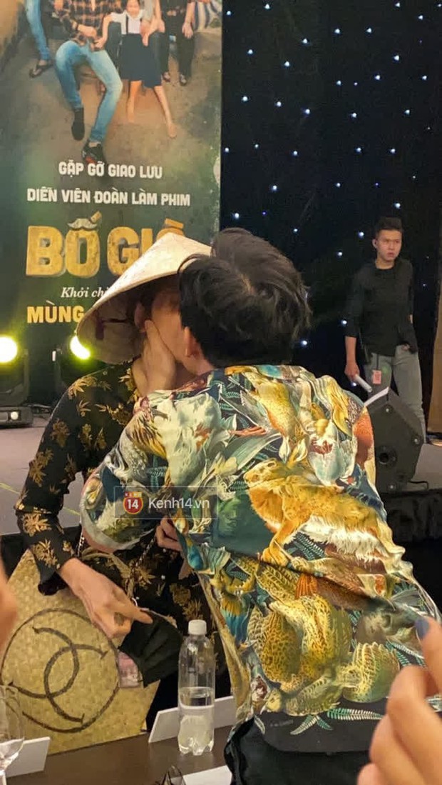 Hari Won cắp túi Chanel pha-ke tới họp báo Bố Già đòi công bằng nhưng Trấn Thành phản ứng ngọt ngào muốn xỉu - Ảnh 5. Hari Won cắp túi Chanel pha-ke tới họp báo Bố Già đòi công bằng nhưng Trấn Thành phản ứng ngọt ngào muốn xỉu - Ảnh 5.