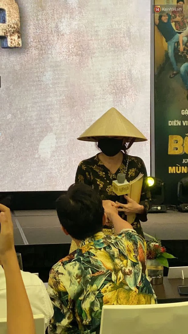 Hari Won cắp túi Chanel pha-ke tới họp báo Bố Già đòi công bằng nhưng Trấn Thành phản ứng ngọt ngào muốn xỉu - Ảnh 2. Hari Won cắp túi Chanel pha-ke tới họp báo Bố Già đòi công bằng nhưng Trấn Thành phản ứng ngọt ngào muốn xỉu - Ảnh 2.