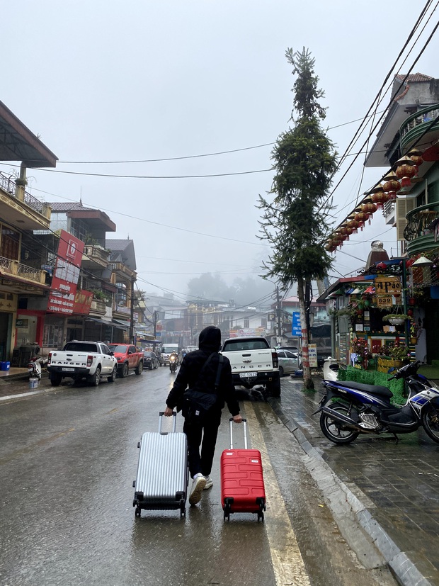 Chùm ảnh: Nhiệt độ giảm mạnh, thị trấn Sa Pa chìm trong sương mù, rét buốt - Ảnh 1. Chùm ảnh: Nhiệt độ giảm mạnh, thị trấn Sa Pa chìm trong sương mù, rét buốt - Ảnh 1.