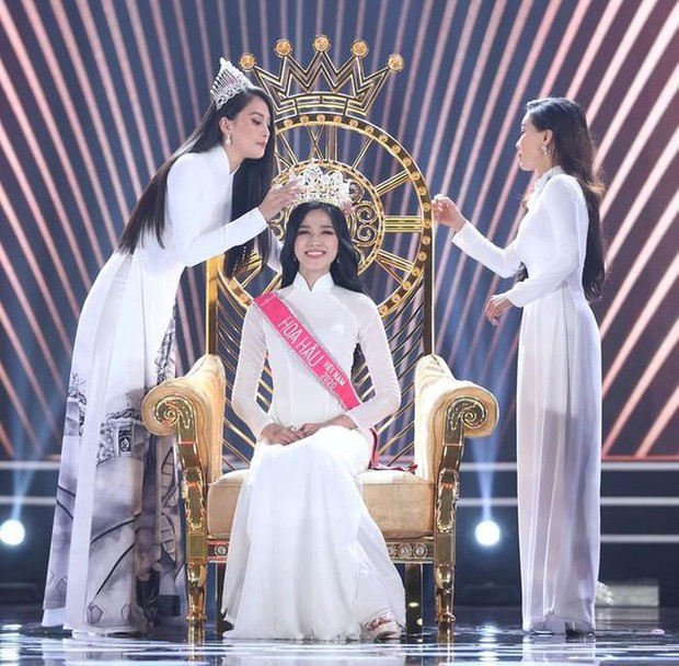 Thời khắc Đỗ Thị Hà đăng quang Hoa hậu, Tiểu Vy đã ghé sát tai đàn em để nói 1 một câu và đến giờ mới được hé lộ - Ảnh 3.