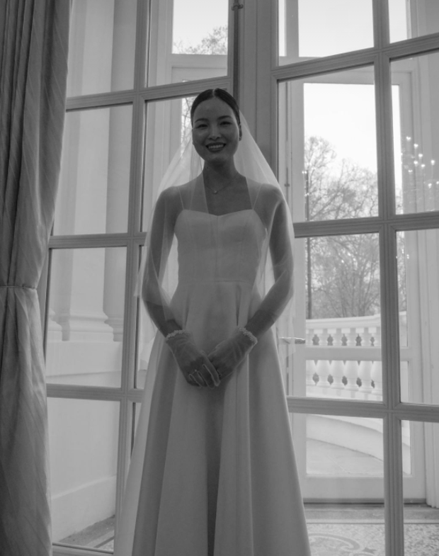 Á quân Next Top Chà Mi bất ngờ tung ảnh cưới tại Anh Quốc: Nàng mẫu diện váy cưới giản dị, đầy rạng rỡ bên bạn trai gốc Hoa - Ảnh 3.