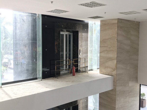 The case of a man who falls from the second floor of an apartment elevator to the ground in Hanoi: 