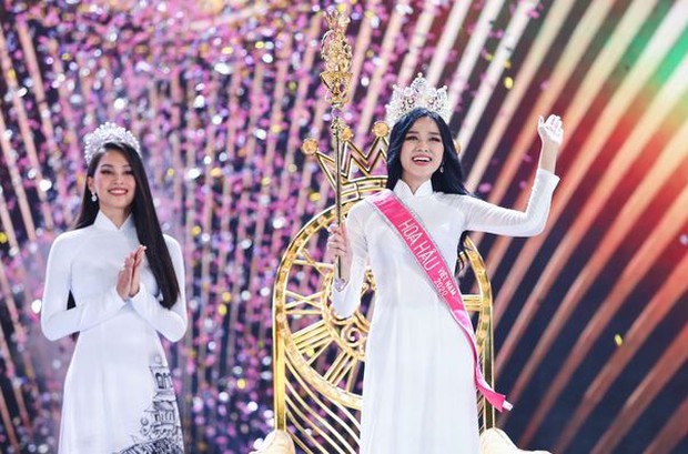 Thời khắc Đỗ Thị Hà đăng quang Hoa hậu, Tiểu Vy đã ghé sát tai đàn em để nói 1 một câu và đến giờ mới được hé lộ - Ảnh 4.