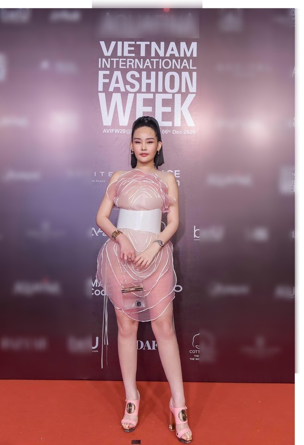 Lê Âu Ngân Anh khiến netizen hốt hoảng với gương mặt sưng húp, lên đồ lộ cả vùng nhạy cảm trên thảm đỏ - Ảnh 2.