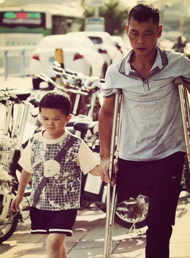 Cậu bé đổi đời sau một đêm nhờ danh hiệu Tiểu Jack Ma nhưng lại lần nữa rơi vào cảnh loay hoay, khổ sở vì phạm phải sai lầm của đa số người nghèo - Ảnh 1. Cậu bé đổi đời sau một đêm nhờ danh hiệu Tiểu Jack Ma nhưng lại lần nữa rơi vào cảnh loay hoay, khổ sở vì phạm phải sai lầm của đa số người nghèo - Ảnh 1.