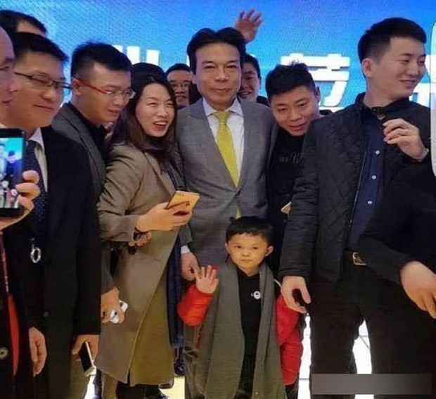 Cậu bé đổi đời sau một đêm nhờ danh hiệu Tiểu Jack Ma nhưng lại lần nữa rơi vào cảnh loay hoay, khổ sở vì phạm phải sai lầm của đa số người nghèo - Ảnh 2. Cậu bé đổi đời sau một đêm nhờ danh hiệu Tiểu Jack Ma nhưng lại lần nữa rơi vào cảnh loay hoay, khổ sở vì phạm phải sai lầm của đa số người nghèo - Ảnh 2.