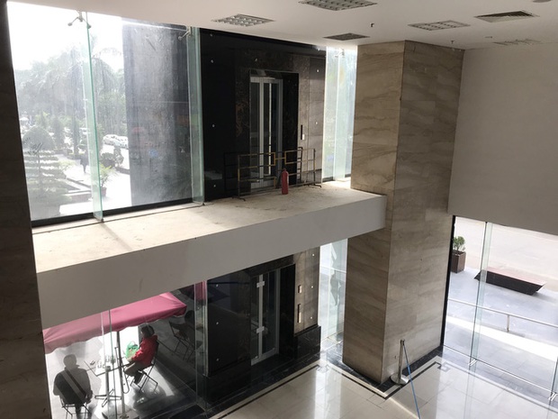 Vụ người đàn ông rơi từ tầng 2 thang máy chung cư xuống đất ở Hà Nội: “Thang do chủ đầu tư lắp đặt thêm, sai thiết kế và vận hành chui” - Ảnh 2. Vụ người đàn ông rơi từ tầng 2 thang máy chung cư xuống đất ở Hà Nội: “Thang do chủ đầu tư lắp đặt thêm, sai thiết kế và vận hành chui” - Ảnh 2.